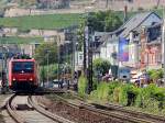 482 010-6 von sbbcargo passiert mit einer Containerzugleistung die berhmte Weinstadt Rdesheim (Rhein); 120829