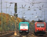 Die Cobra 2810 steht mit einem Containerzug und wartet auf die Abfahrt nach Antwerpen-Oorderen(B) und auf dem Nebengleis rangiet die 482 019-7 von der SBB Cargo in Aachen-West bei Regenwolken am