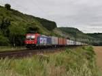 Die Re 482 036 mit einem Containerzug am 30.07.2011 unterwegs bei Karlstadt.