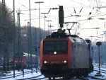 482 002-3 von der SBB Cargo fhrt mit einem Containerzug aus Antwerpen-Oorderen(B) nach Gallarate(I) bei der Ausfahrt von Aachen-West und fhrt in Richtung Aachen-Hbf,Kln bei schnem Winterwetter mit