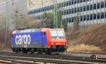 Ein Nachschuss von der 482 025-4 von der SBB Cargo rangiert in Aachen-West bei Sonne und Wolken am 6.4.2013.