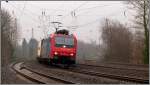 Die 482 025-4 legt sich mit ihrer Gterfracht elegant in den Gleisbogen am Bahnhof  Eschweiler.