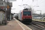 SBB Cargo Re 482 025-4 am 05.04.2013 mit einem Kesselwagenganzzug gen Norden auf der KBS 703 in Orschweier.