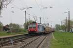 Am 02.05.2013 kam SBB Cargo Re 482 013-0 mit einem Autowagenganzzug gen Sden durch Kenzingen und der dortigen Baustelle vorbei.