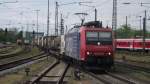 Re 482 010 der SBB Cargo mit einem Hupaczug des UKV auf den Weg nach Basel Rangierbahnhof, Basel Badischer Bahnhof, 08.05.13