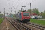 Nachschuss auf SBB Cargo/ChemOil Re 482 028-8 bei der Ausfahrt als Tfzf aus Kenzingen.