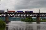 Re 482 SBB Cargo berquert am 30.05.2013 mit einem Containerzug die Donau bei Regensburg.