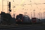 482 028-8 von ChemOil/SBB Cagro fhrt mit einem langen Containerzug aus Antwerpen-Oorderen(B) nach Gallarate(I) bei der Ausfahrt von Aachen-West und fhrt in Richtung Aachen-Hbf,Kln am einem schnem