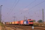 482 046-0 ist am 08.10.2013 mit einem Containerzug bei Weiig unterwegs