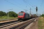 Durchfahrt von SBB Cargo Re 482 021-3 am 08.07.2013 mit einem Kesselcontainerzug in Orschweier gen Freiburg.