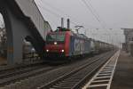 Durchfahrt von SBB Cargo Re 482 020-5 mit einem bunten Containerzug bei dichtem Nebel in Orschweier gen Freiburg.