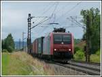 482 004  Kids  durchfährt am 28.6.2013 mit einem Containerzug das Maintal in Richtung Gemünden (Main).