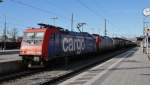 482 036-1 und 482 042-9 der SBB Cargo durchfahren am 7.1.2014 mit einem Kesselzug den Bahnhof Rosenheim Richtung Salzburg.