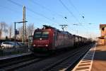 Durchfahrt von SBB Cargo Re 482 007-2 mit einem Containerzug am 02.12.2013 in Orschweier gen Freiburg.