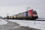 Die SETG 482 042-9 mit einem Kesselwagenzug am 25.01.14 bei Übersee am Chiemsee.