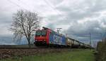 Am 23.03.2014 fuhr SBB Cargo Re 482 000-7  Köln  mit einem langen gemischten Containerzug aus dem Bahnhofsbereich von Müllheim (Baden) gen Norden.