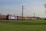 Am 29.03.2014 fuhr die SBB Cargo Re 482 001-5 mit dem gemischten Güterzug von Saarrail bei Sonnenuntergang dem Abend entgegen in Auggen gen Norden.