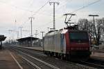 Nachschuss auf die SBB Cargo Re 482 025-4, als sie am 25.01.2014 als Lz durch den Bahnhof von Müllheim (Baden) fuhr.