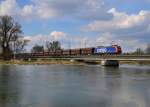 Re 482 032 mit einem Schotterzug nach Vilshofen am 26.03.2014 auf der Isarbrücke bei Plattling.