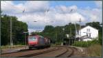 Die 482 013-0 samt Güterfracht am Haken im Gleisbogen am Bahnhof von Eschweiler auf der Kbs 480.Szenario bildlich festgehalten vom P&R Platz aus am 30.Juli 2014.