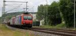 Re 482 017-1 und Re 482 007-7 befördern am 19.06.14 einen Kesselwagenzug auf der Saalbahn durch Bad Kösen in Richtung Norden.