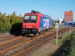 Im stromlosen Stralsunder Übergabebereich zum Nord-und Südhafen stand die Re482 049 am 18.August 2014.