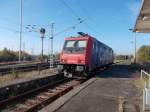 Am Mukraner Bahnsteig stand,am 28.Oktober 2014,die Schweizer Re 482 046.