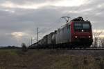 Am 03.01.2014 fuhr Re 482 006-4 mit einem Containerzug am kleinen Winzerort Hügelheim in Richtung Norden vorbei.