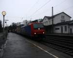 482 013-0 von der SBB Cargo kommt mit einem sehr langen Containerzug aus Antwerpen-Oorderen(B) nach Gallarate(I) aus Richutung