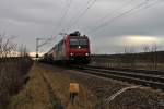 Am 06.01.2014 fuhr Re 482 021-3 mit dem BASF-Zug von Ludwigshafen nach Muttenz. Hier ist das Gespann nördlich von Müllheim (Baden) in Richtung Basel unterwegs.