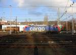 482 025-4 von SBB-Cargo fährt mit einem langen Containerzug aus Antwerpen-Oorderen(B) nach Gallarate(I) bei der Ausfahrt von Aachen-West und fährt in Richtung