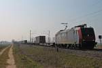 SBB Cargo Re 482 025-4 und einem Containerzug am 08.03.2014 nördlich von Müllheim (Baden) beim Ortsteil Hügelheim in Fahrtrichtung Norden.