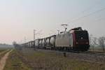 Ebenfalls am 08.03.2014 die Re 482 003-1 mit einem Containerzug nördlich von Müllheim (Baden) in Richtung Freiburg unterwegs.