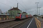 Wenige Tage nachdem der provisorische höhere Bahnsteig fertig gestellt war, fuhr am 22.03.2014 die Re 482 019-7 mit einem Containerzug durch Müllheim (Baden).