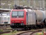 Grossaufnahme der abgebgelten 482 006-4 im Hbf Stralsund.