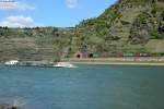 Schiff und Zug vereint. Als dieses Schiff in das Bild fuhr , tauchte im richtigen Moment eine BR 482 aus dem Roßstein-Tunnel auf. Oberwesel, 18.04.2015.