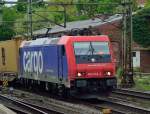 Auch die SBB Cargo 482 045-2 kommt durch Harburg in Richtung Hafen gefahren, nur das sie einen Kastelzug am Haken hat.