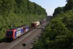 Containerzug auf dem Weg von Hof nach Hamburg im Waldeinschnitt bei Jößnitz.