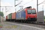 ChemOil 482 028-8 (Tochterunternehmen von SBB Cargo mit Sitz in Basel) mit einem Containerzug in Höhe der Zusammenführung von alter Rheintalbahn und der Verlängerung des