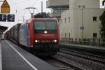 Am 30.07.2014 fuhr SBB Cargo Re 482 012-2 mit einem KLV durch Müllheim (Baden) gen Basel.