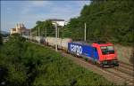 SBB Cargo 482.044 fährt am 27.08.15 mit Kesselwagen die Westbahn bei Melk entlang.
Im Hintergrund das Benediktinerkloster Stift Melk.