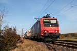 Re 482 027-0 am 31.10.2014 bei Hügelheim mit einem Containerzug in Richtung Süden.