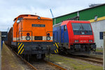 Rangierlok Locon 102 (BR 346) und SBB  Cargo Zuglok (BR 482) im Anschluss des Hafen's in Stralsund.