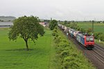 Re 482 024-7 am 15.05.2015 mit einem Containerzug nach Aachen West/Antwerpen bei Auggen und fuhr gen Freiburg.