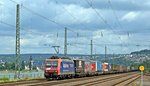 SBB Cargo Re 482 013  Alpäzähmer , vermietet an SBB Cargo International, mit KLV-Zug auf der rechten Rheinstrecke in Richtung Rüdesheim (Koblenz-Ehrenbreitstein, 09.07.16).