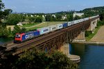 Optimal für dieses Motiv war der lange Containerzug, der von der SBB Cargo 482 044 über die Mariaorther Brücke bei Regensburg Prüfening gezogen wurde (17.