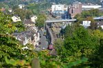 Blick auf den Bahnhof Königswinter und 482 036-1 mit einem Kesselzug Richtung Koblenz vom Drachenfels.