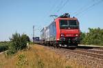 Mit einem KLV kam am 10.07.2015 die Re 482 026-2 bei Hügelheim vorbei und wird in Kürze den Bahnhof von Müllheim (Baden) in Richtung Süden durchfahren.