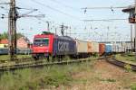 Durchfahrt der SBB Cargo 482 043 mit ihrem Containerzug im Bahnhof Wels am 21. April 2007.