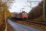 
Die SBB Cargo Re 482 003-1 (91 85 4482 003-1 CH-SBBC) fährt am 05.02.2016 mit einem Containerzug durch Wissen an der Sieg in Richtung Köln. 

Die TRAXX F140 AC1 wurde 2001 von Bombardier unter der Fabriknummer 33471 gebaut.